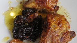 Recepta de cuina de Pollastre de pagès amb prunes i pinyons